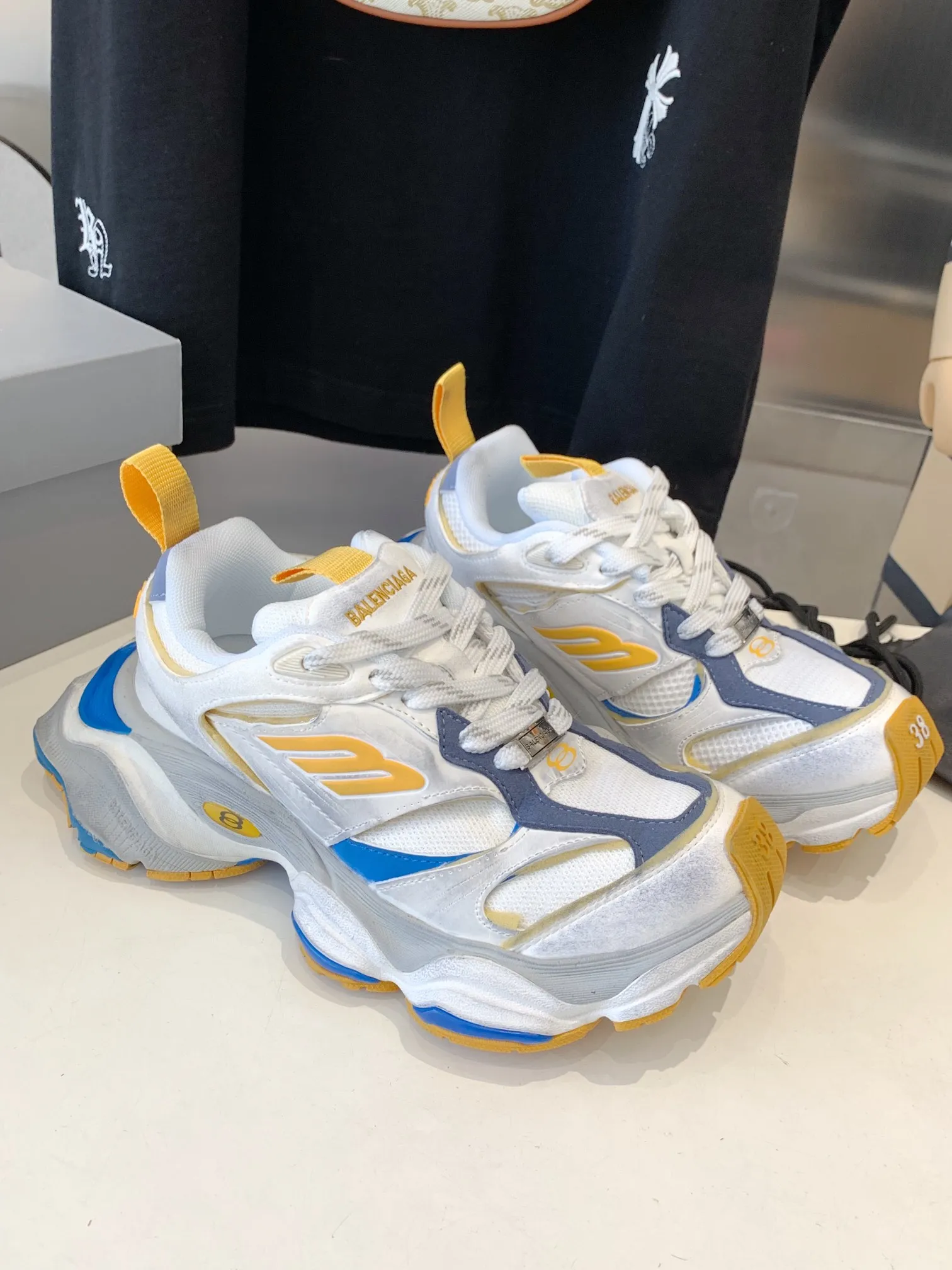 👟👟Ex-factory price 820👟👟 Paris 5XL correct version Balenciaga CARGO 23ss catwalk style 🔺 ℹ️The distressing process is done by hand. The degree of distress, scratch size and range of each shoe has a certain difference, which is normal. The upper is filled with high-density imported sponge, and the tongue is embroidered with Balenciaga words, as well as small engraving details. This plaque is developed by a separate mold, and there is 3M reflective material on the side. The three-dimensional logo and size mark on the heel, accessories dust bag and included shoelaces are upgraded and thickened shoe boxes. They are all made of original files and original lasts. CNC developed 1:1 proportion weight. Original EVA environmentally friendly deodorizing ring type insole. Newly developed 7-layer private mold. Combined anti-slip outsole. Information ℹ️ A large version design that has become more popular in recent years. This cargo is fatter than 3xl. It has a very good wrapping feel and is also very retro and fashionable. The sole is definitely very wear-resistant. Size: 35 -46
